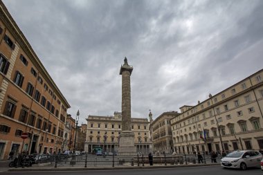 Roma. İtalya - 17 Kasım, 2016: sütun Marcus Aurelius (Colonna di Marco Aurelio) kare sütun dramatik gökyüzü altında