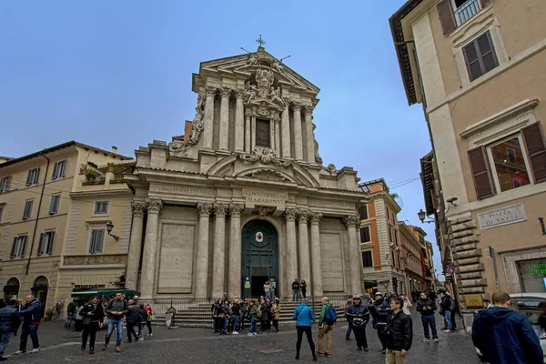 Roma. İtalya - 17 Kasım, 2016: kilise Saint Vincent ve Trevi (Santi Vincenzo e Anastasio bir Trevi Anastasius önünde turist)