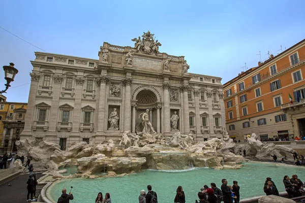 Roma. Itália - 17 de novembro de 2016: The Rome Trevi Fountain Fontana di Trevi in Rome Italy. Trevi é a mais famosa fonte de Roma. Arquitetura e marco de Roma . — Fotografia de Stock