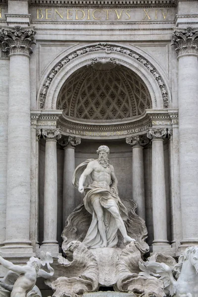 La escultura central de la Fontana di Trevi de Roma en Roma Italia. Trevi es la fuente más famosa de Roma. Arquitectura y punto de referencia de Roma . —  Fotos de Stock