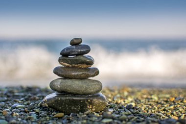 Zen yığını kumsalda taşlar. Piramit taş sahilde. Zen Meditasyonu arka plan - dengeli taş yığını kapat. Arka plan bulanık