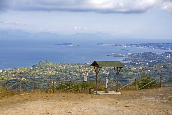 Pont d'observation avec jumelles aux villas Sokraki et le panorama de l'île de Corfou avec port Kerkyra sur fond. Grèce — Photo