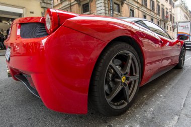 Rome, İtalya - 17 Kasım 2016: kırmızı Ferrari 458 Italia supercar Roma Caddesi üzerinde
