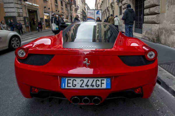 Rome, İtalya - 17 Kasım 2016: kırmızı Ferrari 458 Italia supercar Roma Caddesi üzerinde