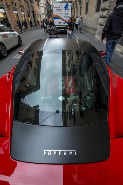 Rom, Italien - 17 November 2016: röd Ferrari 458 Italia superbil på gatan i Rom — Stockfoto