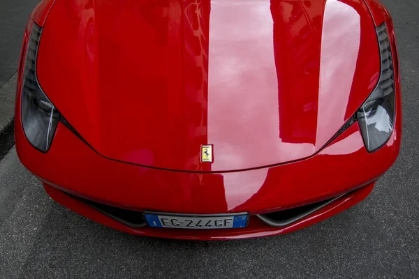 Rome, İtalya - 17 Kasım 2016: kırmızı Ferrari 458 Italia supercar Roma Caddesi üzerinde