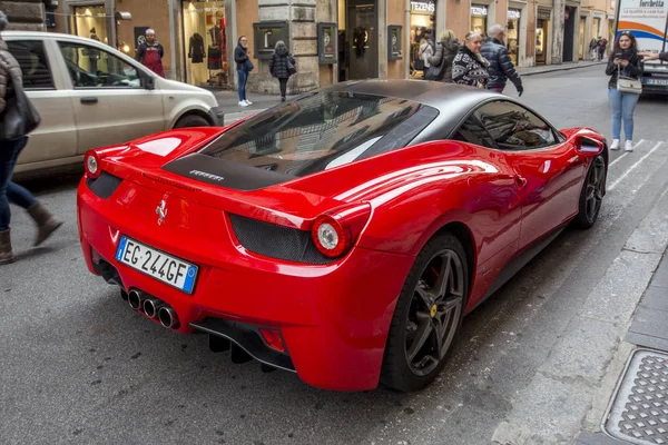Rome, İtalya - 17 Kasım 2016: kırmızı Ferrari 458 Italia supercar Roma Caddesi üzerinde