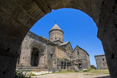 Ortaçağ Tatev manastır, giriş kemer aracılığıyla (yaklaşık IX. yüzyıl) Ermenistan için görüntüleyin. Büyük kilise st. Poghos ve Petros yapıdır. Manastır kaydedelim river canyon biri
