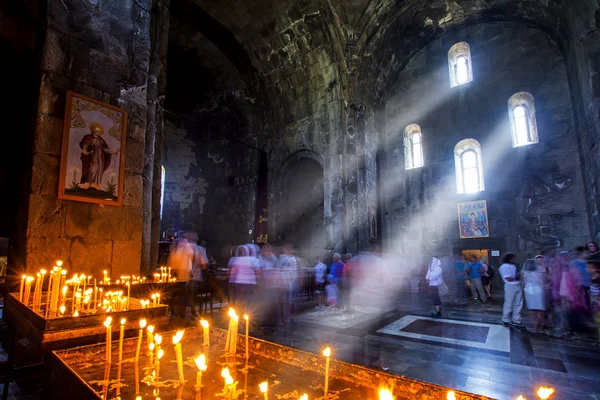 Provincia de Syunik, Armenia - 02 de julio de 2017: Interior de la Capilla de San Pogos y Petros en el monasterio de Tatev (siglo IX), perforado con rayos de sol — Foto de Stock