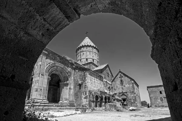 Visa till medeltida Tatev kloster, Armenien (om Ix-talet) genom ingången valvet. Stora byggnaden är kyrkan av St Poghos och Petros. Klostret ligger ovanför Vorotan river canyon. Svart och vitt — Stockfoto