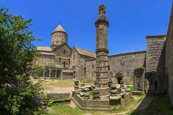 Сейсмографический балансирующий столб, известный как Гавазан, Татевский монастырь, 9-й век, Армения. Его целью является предупреждение о незначительных землетрясениях и, таким образом, предупреждение о возможных землетрясениях. — стоковое фото