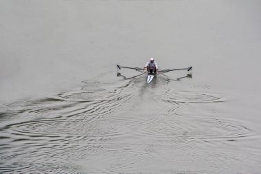 Rome, İtalya - 17 Kasım 2016: önde Tiber Nehri üzerinde bir tekne yarışı sırasında kürek atlet