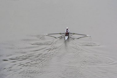 Rome, İtalya - 17 Kasım 2016: önde Tiber Nehri üzerinde bir tekne yarışı sırasında kürek atlet