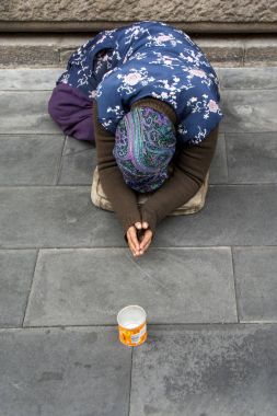 Roma, İtalya bir kaldırımda dilenci kadınla dokunaklı bir sahne