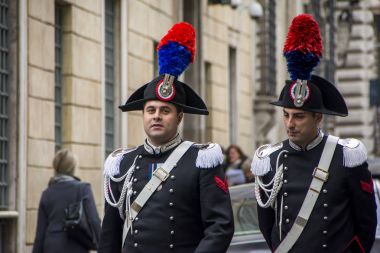 Roma, İtalya - 17 Kasım 2016: İtalyan askerler geleneksel üniformalı bir sokakta yürümek
