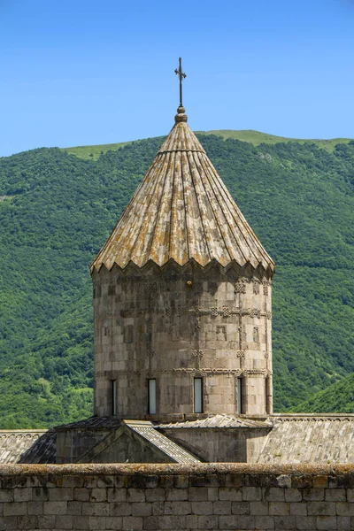 Kubah gereja St. Poghos dan Petros di biara Tatev Abad Pertengahan, Armenia, sekitar abad IX, Biara berada di atas ngarai sungai Vorotan — Stok Foto