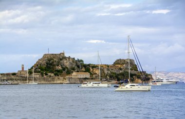Corfu, Yunanistan - 09 Eylül, 2017:Venetian kale Corfu Town Yunanistan'da bir denizde yelkenli. Landmark Kalesi. Castel hill bir Terra eski kale ve St. George Kilisesi 