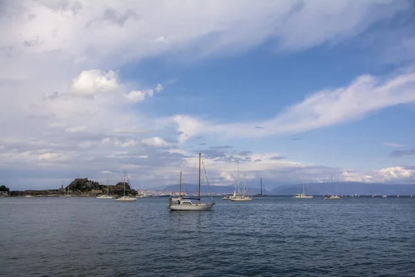 Venetianska fästning i Korfu stad Grekland med segelbåtar i ett hav. Landmärke citadel. Den gamla fästningen med hill av Castel en Terra och kyrkan St. George — Stockfoto