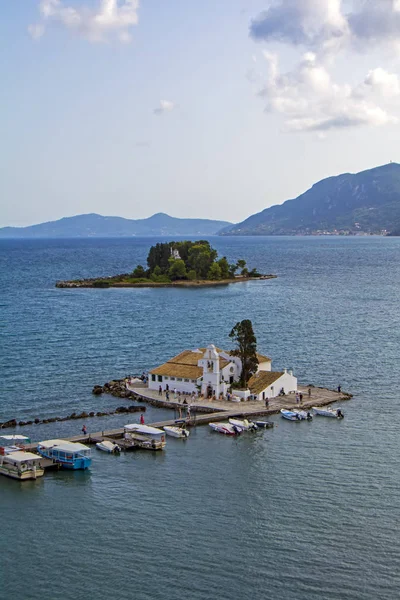 Monastère orthodoxe de Vlacherna et île de Pontikonisi avec monastère de Pontikonisi près de Kanoni Corfou, Grèce — Photo