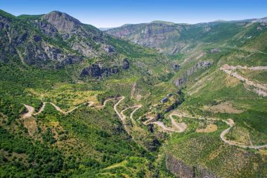 yeşil dağların veya kayalar Vadisi kaydedelim river canyon Şeytan Köprüsü yakınlarında yol manzara sarma ile güneş ışığı tarafından büyük Tatev Hermitage veya Tatevi Mets Anapat yaktı. Teleferik kabin görüntüleyin. Ermenistan