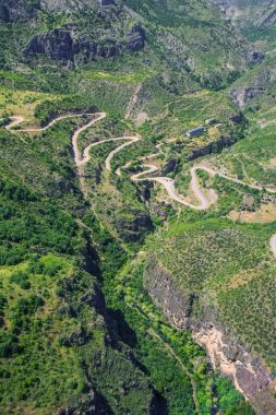yeşil dağların veya kayalar Vadisi kaydedelim river canyon Şeytan Köprüsü yakınlarında yol manzara sarma ile güneş ışığı tarafından büyük Tatev Hermitage veya Tatevi Mets Anapat yaktı. Teleferik kabin görüntüleyin. Ermenistan