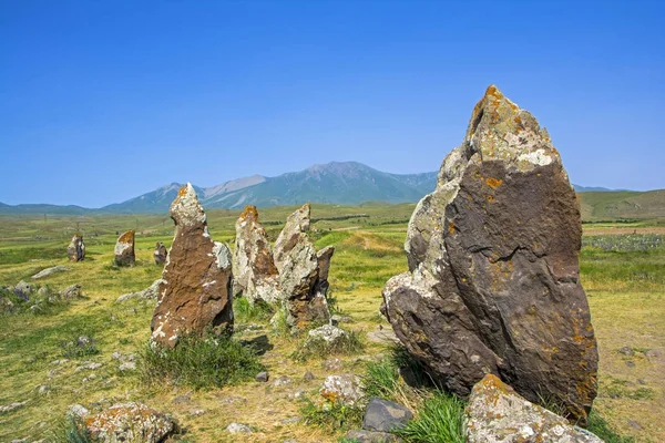 Observatório antigo chamado Zorats Karer ou Karahunj, conhecido como Stonehenge armênio. Sítio arqueológico pré-histórico megalítico. Sisian, Província de Syunik, Armênia. Final do século III-meados do século I a.C.. — Fotografia de Stock