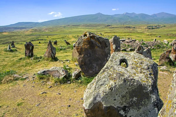 Antiguo observatorio llamado Zorats Karer o Karahunj, conocido como Stonehenge armenio. Sitio prehistórico arqueológico megalítico. Sisian, provincia de Syunik, Armenia. Finales del 3er-mediados del 1er milenio AEC —  Fotos de Stock