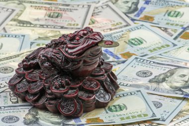 üç bacaklı para kurbağa Jin Chan servet bizi yüz dolar ve elli dolar faturaları çeşitli Çin bir sembolü olarak. Çok para. Dolar arka plan.