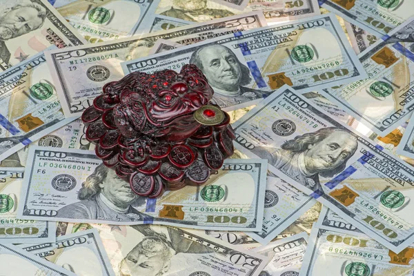 üç bacaklı para kurbağa Jin Chan servet bizi yüz dolar ve elli dolar faturaları çeşitli Çin bir sembolü olarak. Çok para. Dolar arka plan.