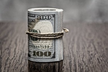 Amerikan Doları (Usd, Amerikan Doları) 100 ve 50 dolar banka notları ile bir rulo dışarıda bir sürü para ahşap arka plan üzerinde bir sembolü olarak makro detay. Vintage/retro renk stili