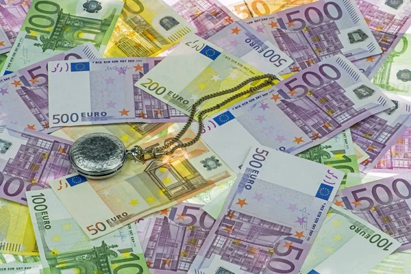 Klassische Taschenuhr auf Euro-Währung (Euro) mit 500, 200, 100 und 50-Euro-Banknoten. ein Konzept / eine Idee vom Zeitwert des Geldes (tvm). Zeit ist Geld. Viel Geld. Euro-Hintergrund — Stockfoto