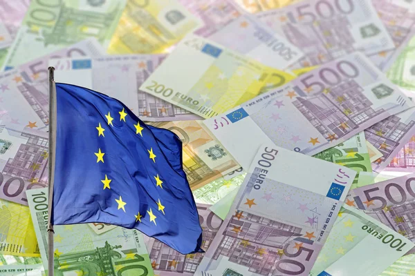 Collage con bandera de la Unión Europea y euro moneda (EUR) con 500, 200, 100 y 50 euros sobre fondo borroso — Foto de Stock