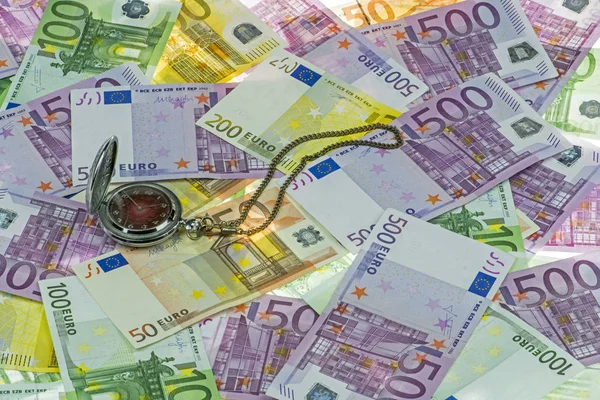 Klassische Taschenuhr auf Euro-Währung (Euro) mit 500, 200, 100 und 50-Euro-Banknoten. ein Konzept / eine Idee vom Zeitwert des Geldes (tvm). Zeit ist Geld. Viel Geld. Euro-Hintergrund — Stockfoto