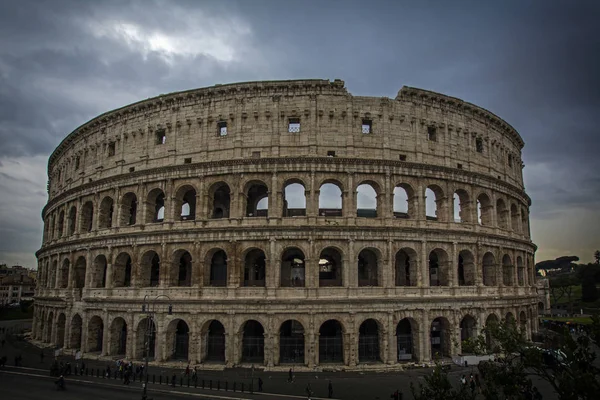 Колизей является символом императорского Рима. Это одна из самых популярных туристических достопримечательностей Рима, Италия — стоковое фото