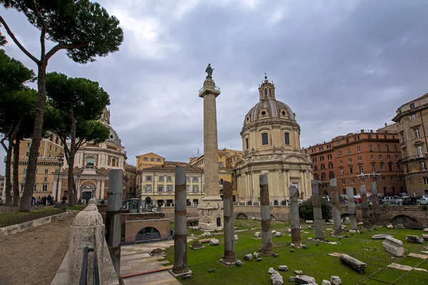 Coluna de Trajano no fórum de Trajano em Roma, Itália — Fotografia de Stock