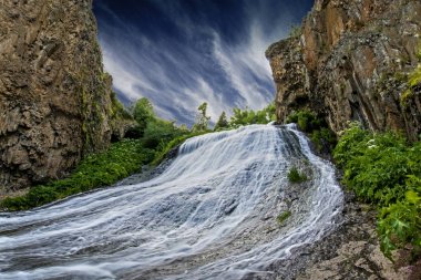 Jermuk şelale, en Dzor, Ermenistan. Bu 72 m yüksekliği ve eğim Arpa nehir dökülmesini kızın saçları hatırlatıyor. Bir şelale, deniz kızı saç bu nedenle bir diğer adı. Dramatik blöf kayalar