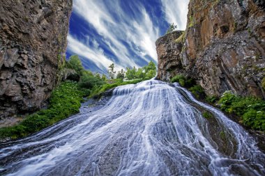 Jermuk şelale, en Dzor, Ermenistan. Bu 72 m yüksekliği ve eğim Arpa nehir dökülmesini kızın saçları hatırlatıyor. Bir şelale, deniz kızı saç bu nedenle bir diğer adı. Dramatik blöf kayalar