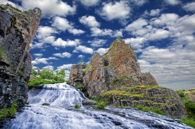 Jermuk şelale, en Dzor, Ermenistan. Bu 72 m yüksekliği ve eğim Arpa nehir dökülmesini kızın saçları hatırlatıyor. Bir şelale, deniz kızı saç bu nedenle bir diğer adı. Dramatik blöf kayalar