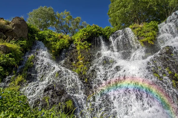 Şəki waterval met een regenboog, hoogte van 18 meter. Het is gelegen in de provincie Sjoenik, Armenië. Dramatische bluff rotsen — Stockfoto