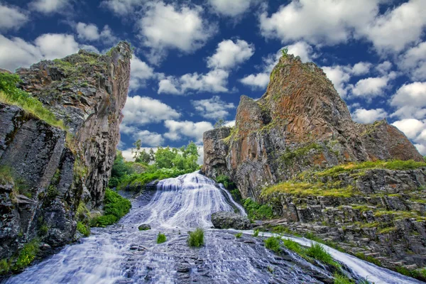 Jermuk vodopád, Vajoc Dzor, Arménie. Má 72 m výška a sklon vysypal do řeky Arpa připomíná vlasy. Tedy jiný název pro vodopád, mořská panna vlasy. Dramatické bluff skály — Stock fotografie