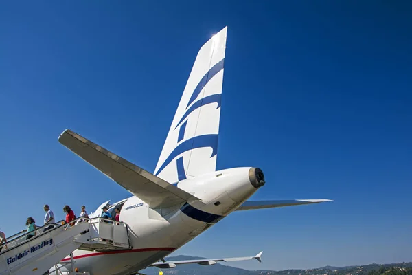 Corfou (Grèce) - 25 août 2017 : queue de l'avion atterri Airbus A320 et les passagers quittant la planche contre le ciel bleu — Photo