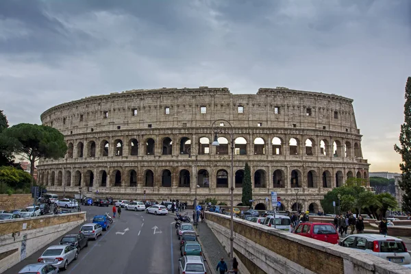 Roma, Itália - 17 de novembro de 2016: Panorama completo do Coliseu — Fotografia de Stock