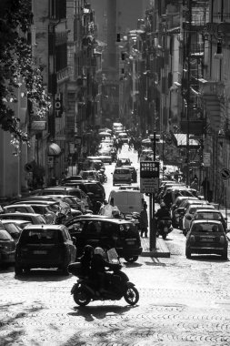 Roma, İtalya - 18 Kasım 2016: Roma sokaklarında trafik ve gün boyunca insanlar dolu. Siyah ve beyaz sokak fotoğrafçılığı