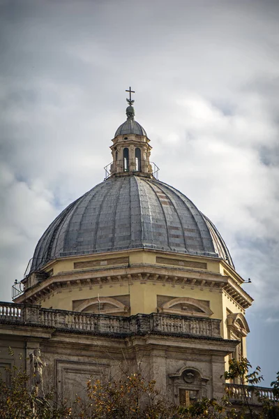 La cupola della Cappella Paolina sullo sfondo del cielo nuvoloso. Basilica di Santa Maria Maggiore, Cappella Paolina, veduta da piazza Esquilino a Roma. Italia — Foto Stock