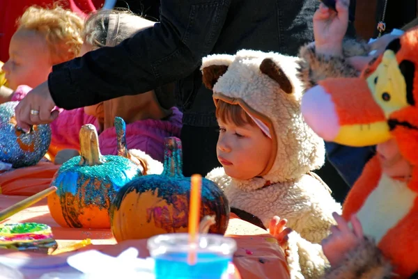New York, ABD - Ekim 28, 2007: Samimi sahne anne ve çocuk kostüm Cadılar Bayramı için kabak fırça ile çizim
