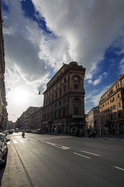 Rome, İtalya - 18 Kasım 2016: bir motosikletçi bir scooter üzerinde bir şehir trafikten arındırılmış yolda rides
