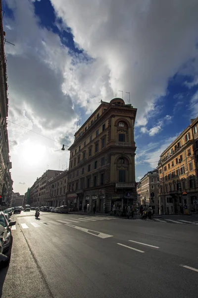 ローマ, イタリア - 2016 年 11 月 18 日: スクーターのモーターサイク リストに乗って交通自由な都市道路 — ストック写真
