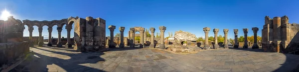 Panorama van de unieke stenen ruïnes van de tempel Zvartnots, 640th jaar. Advertentie, met de berg Ararat op achtergrond, Armenië. Eeuwenoude architectuur — Stockfoto