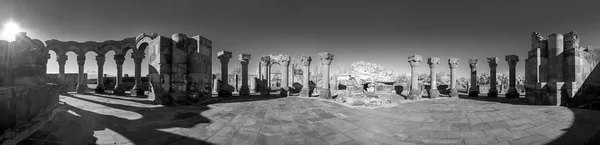 Panorama das ruínas de pedra únicas do templo de Zvartnots, 640os anos. AD, com a Montanha Ararat no fundo, Armênia. Arquitetura antiga. Fotografia em preto e branco — Fotografia de Stock