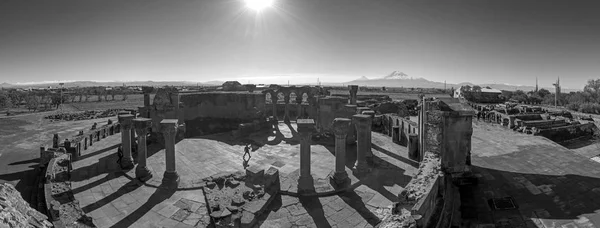 Panoráma a egyedi kő romok Zvartnots templom 640th évvel. Ad, az Ararát hegy a háttérben, Örményország. Ókori építészet. Fekete-fehér fotózás — Stock Fotó